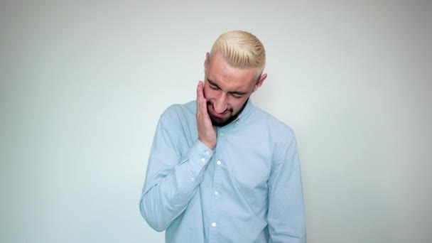 Sarı saçlı adam, izole beyaz arka plan üzerinde siyah sakal duyguları gösterir — Stok video