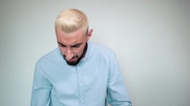 sarı saçlı adam, izole beyaz arka plan üzerinde siyah sakal duyguları gösterir