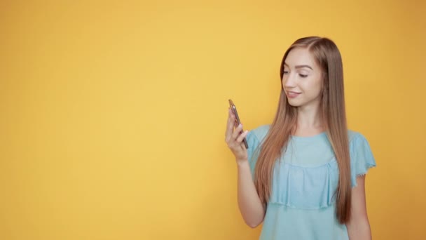 Izole turuncu arka plan üzerinde mavi t-shirt kız esmer duyguları gösterir — Stok video