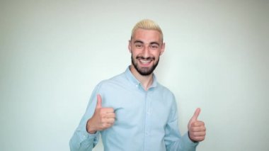 sarı saçlı adam, izole beyaz arka plan üzerinde siyah sakal duyguları gösterir