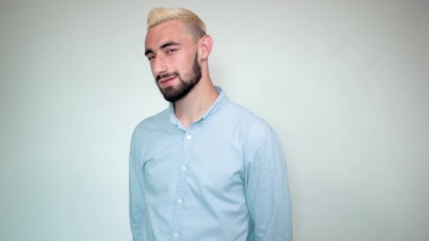 Άντρας με ξανθά μαλλιά, μαύρο μούσι πάνω από απομονωμένο λευκό φόντο δείχνει συναισθήματα — Αρχείο Βίντεο
