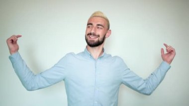 sarı saçlı adam, izole beyaz arka plan üzerinde siyah sakal duyguları gösterir