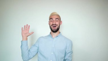 sarı saçlı adam, izole beyaz arka plan üzerinde siyah sakal duyguları gösterir