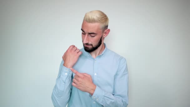 Чоловік з світлим волоссям, чорна борода над ізольованим білим тлом показує емоції — стокове відео
