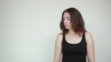 izole beyaz arka plan üzerinde siyah tank üst güzel kız duyguları gösterir
