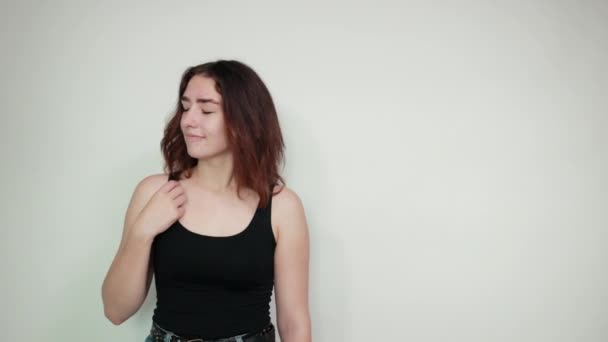 Bella ragazza in canotta nera su sfondo bianco isolato mostra emozioni — Video Stock