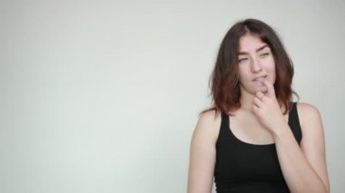 izole beyaz arka plan üzerinde siyah tank üst güzel kız duyguları gösterir