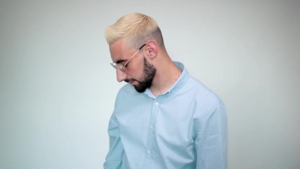 Uomo con i capelli biondi, barba nera su sfondo bianco isolato mostra emozioni — Video Stock