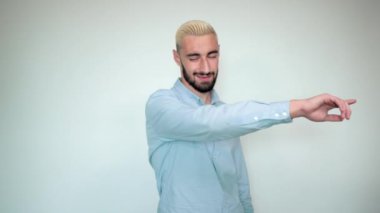 sarı saçlı adam, izole beyaz arka plan üzerinde siyah sakal duyguları gösterir