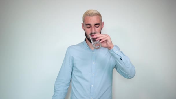 Man med blont hår, svart skägg över isolerad vit bakgrund visar känslor — Stockvideo