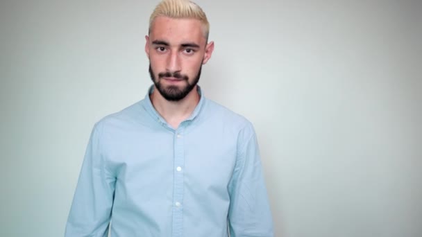 Człowiek z blond włosami, czarna broda na białym tle pokazuje emocje — Wideo stockowe