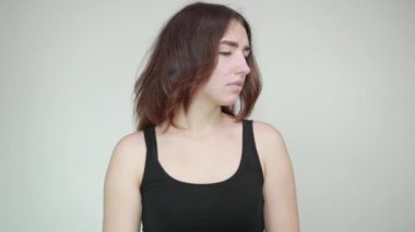 izole beyaz arka plan üzerinde siyah tank üst güzel kız duyguları gösterir