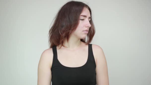 Красива дівчина в чорному баку зверху над ізольованим білим тлом показує емоції — стокове відео
