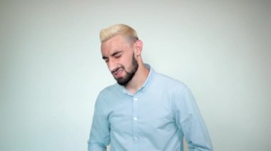 sarı saçlı adam, izole beyaz arka plan üzerinde siyah sakal duyguları gösterir