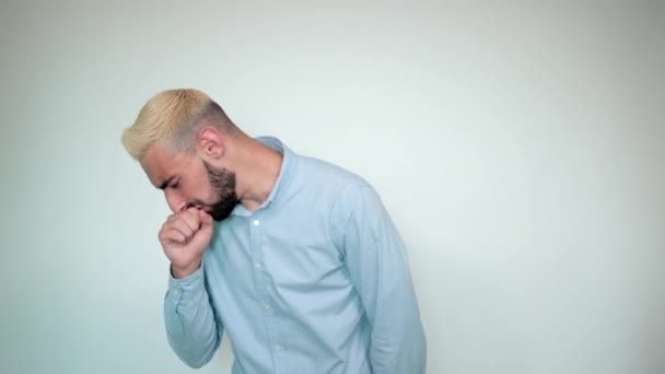 Hombre con cabello rubio, barba negra sobre fondo blanco aislado muestra emociones — Vídeo de stock