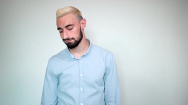 sarı saçlı adam, izole beyaz arka plan üzerinde siyah sakal duyguları gösterir