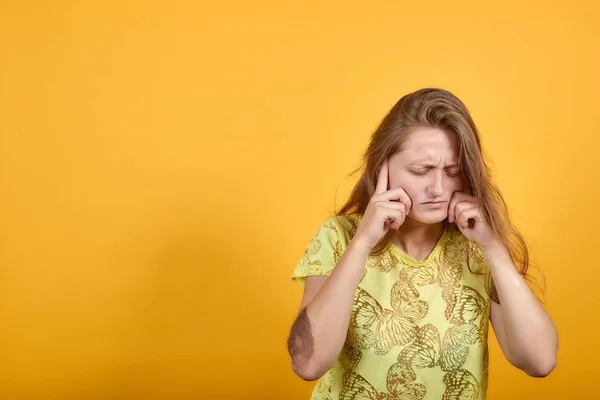 Μελαχρινή κορίτσι με κίτρινο t-shirt πάνω από απομονωμένο πορτοκαλί φόντο δείχνει τα συναισθήματα — Φωτογραφία Αρχείου
