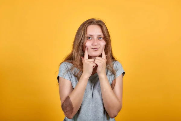 Μελαχρινή κορίτσι σε γκρίζο t-shirt πάνω από απομονωμένο πορτοκαλί φόντο δείχνει τα συναισθήματα — Φωτογραφία Αρχείου