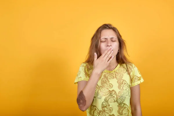 Μελαχρινή κορίτσι με κίτρινο t-shirt πάνω από απομονωμένο πορτοκαλί φόντο δείχνει τα συναισθήματα — Φωτογραφία Αρχείου