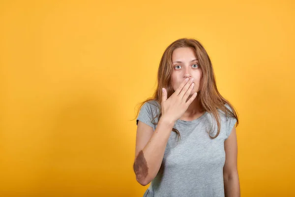 Menina morena em cinza t-shirt sobre isolado fundo laranja mostra emoções — Fotografia de Stock