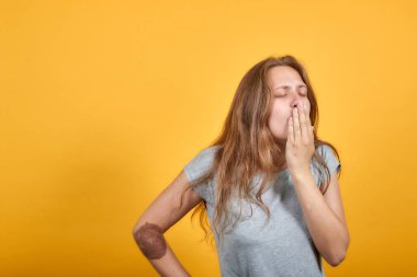 izole turuncu arka plan üzerinde gri t-shirt esmer kız duyguları gösterir