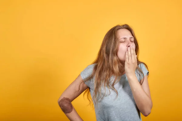 Μελαχρινή κορίτσι σε γκρίζο t-shirt πάνω από απομονωμένο πορτοκαλί φόντο δείχνει τα συναισθήματα — Φωτογραφία Αρχείου