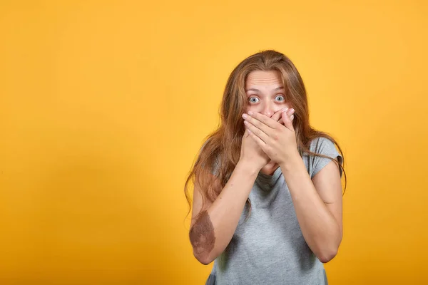 Morena chica en gris camiseta sobre aislado naranja fondo muestra emociones — Foto de Stock