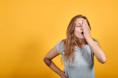 izole turuncu arka plan üzerinde gri t-shirt esmer kız duyguları gösterir