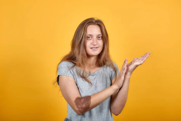 Morena chica en gris camiseta sobre aislado naranja fondo muestra emociones —  Fotos de Stock