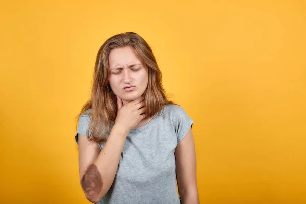 Morena chica en gris camiseta sobre aislado naranja fondo muestra emociones —  Fotos de Stock