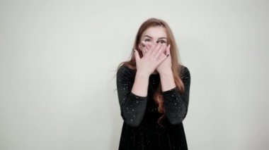 izole beyaz arka plan üzerinde siyah elbiseli kız kahverengi saçlı duygular gösterir