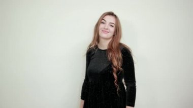 izole beyaz arka plan üzerinde siyah elbiseli kız kahverengi saçlı duygular gösterir