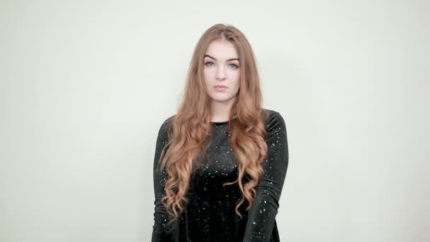 Flicka Brown haired i svart klänning över isolerad vit bakgrund visar känslor — Stockvideo