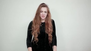 izole beyaz arka plan üzerinde siyah elbiseli kız kahverengi saçlı duygular gösterir