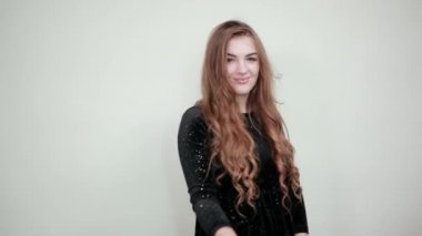 izole beyaz arka plan üzerinde siyah elbiseli kız kahverengi saçlı duygular gösterir