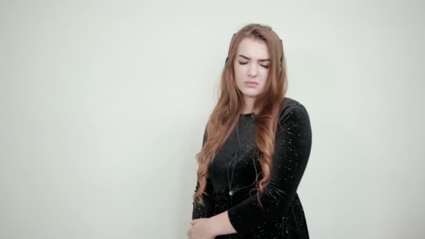 Girl brown haired in black dress over isolated white background shows emotions — Stock Video