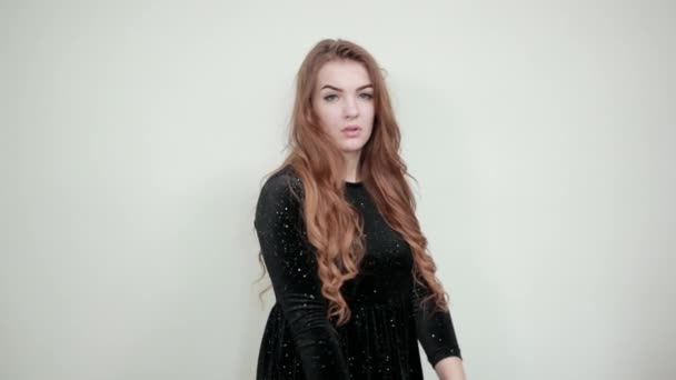 Izole beyaz arka plan üzerinde siyah elbiseli kız kahverengi saçlı duygular gösterir — Stok video