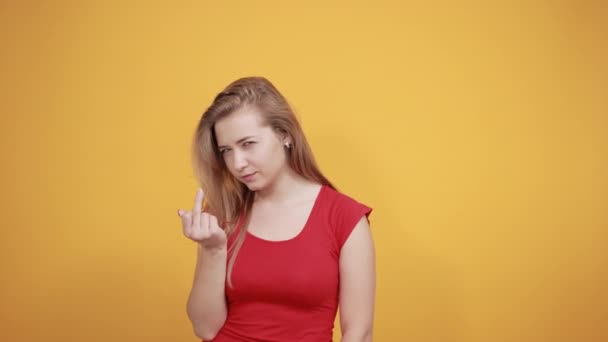 Joven rubia chica en rojo camiseta sobre aislado naranja fondo muestra emociones — Vídeos de Stock