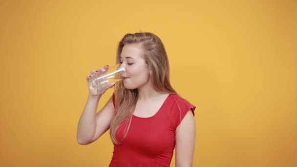Jovem loira menina em vermelho t-shirt sobre isolado laranja fundo mostra emoções — Vídeo de Stock