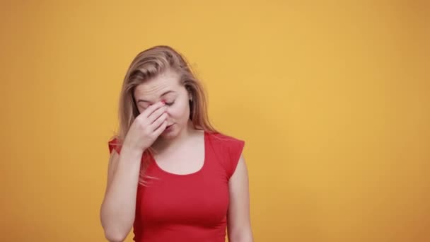 Jovem loira menina em vermelho t-shirt sobre isolado laranja fundo mostra emoções — Vídeo de Stock