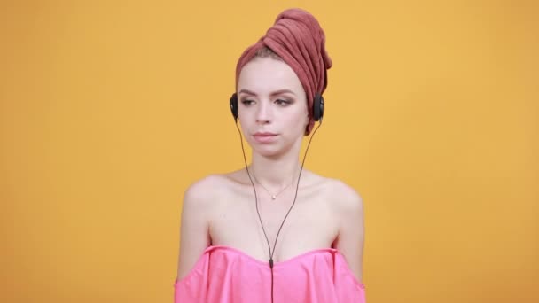 Giovane ragazza con asciugamano sulla testa oltre isolato sfondo arancione mostra emozioni — Video Stock