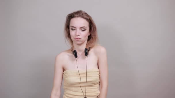 Beautiful girl in beige t-shirt over isolated white background shows emotions — Stock Video