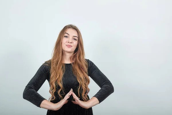 Menina de cabelos castanhos em vestido preto sobre isolado fundo branco mostra emoções — Fotografia de Stock