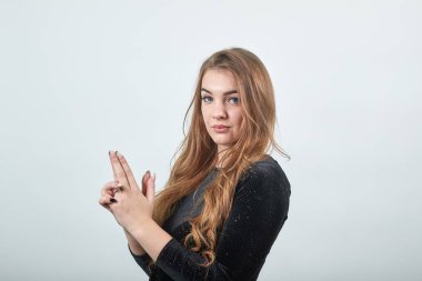 izole beyaz arka plan üzerinde siyah elbiseli kız kahverengi saçlı duygular gösterir