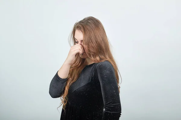 Izole beyaz arka plan üzerinde siyah elbiseli kız kahverengi saçlı duygular gösterir — Stok fotoğraf