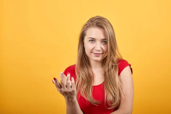 Joven rubia chica en rojo camiseta sobre aislado naranja fondo muestra emociones — Foto de Stock