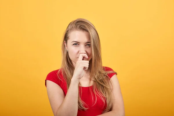 Joven rubia chica en rojo camiseta sobre aislado naranja fondo muestra emociones — Foto de Stock