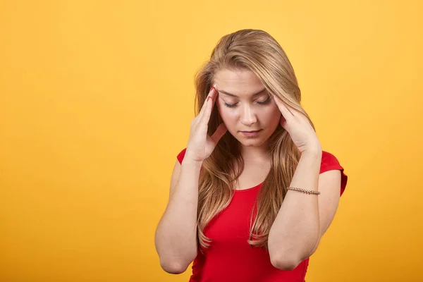 Jong blond meisje in rood t-shirt over geïsoleerde oranje achtergrond toont emoties — Stockfoto