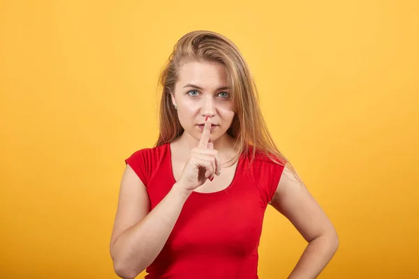 Joven rubia chica en rojo camiseta sobre aislado naranja fondo muestra emociones — Foto de Stock