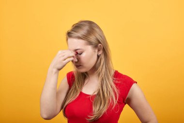 izole turuncu arka plan üzerinde kırmızı t-shirt genç sarışın kız duygularını gösterir